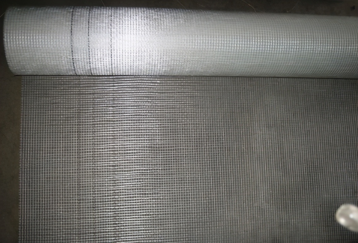 刷漆前挂一层网，这样的墙面才是最平整的